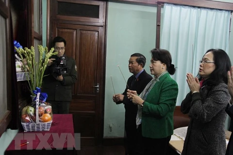 NA leader offers incense to President Ho Chi Minh 
