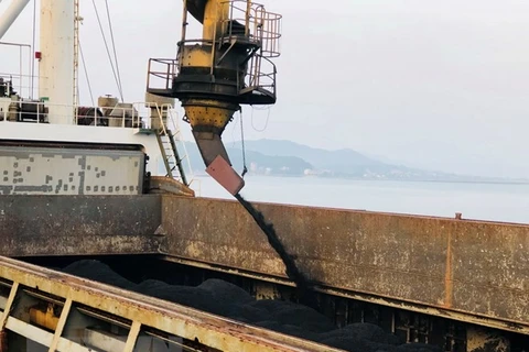 Cam Pha port handles first tonnes of coal on New Year day 