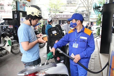 RON 95 petrol price drops by 400 VND per litre