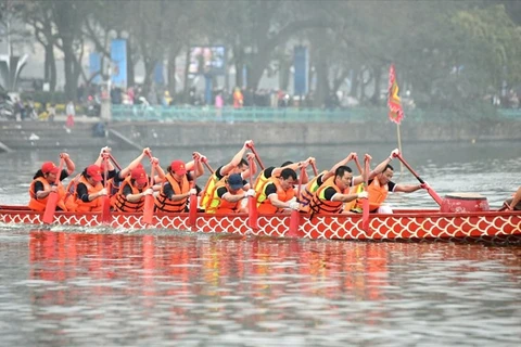 Traditional boat racing in Hanoi attracts crowds