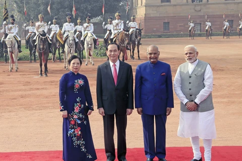 Gun salute welcomes President Tran Dai Quang in New Delhi