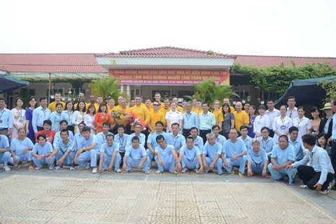 US Navy officers visit Da Nang’s centre for mentally ill patients 