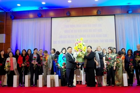Female ambassadors pay working trip to Hoa Binh 