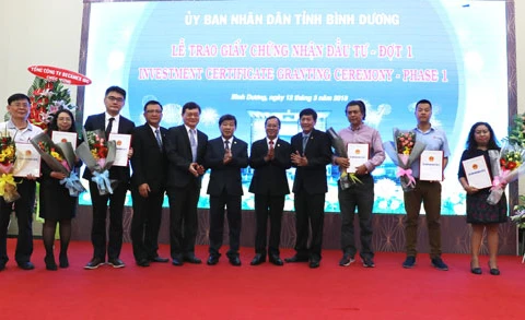 Binh Duong grants investment certificates to 19 projects