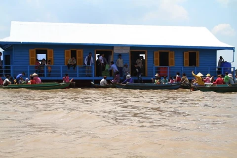 Floating school built for overseas Vietnamese pupils in Cambodia