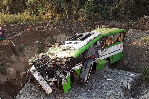 Philippine bus accident leaves 19 dead, 25 injured
