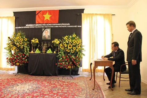 Int’l friends, overseas Vietnamese bid last farewells to former PM 