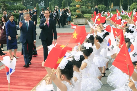 President Tran Dai Quang welcomes RoK counterpart in Hanoi