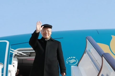 Party leader leaves Hanoi for official visit to France