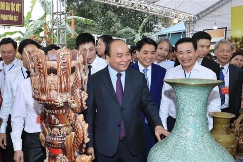 PM visits Bat Trang ceramics village