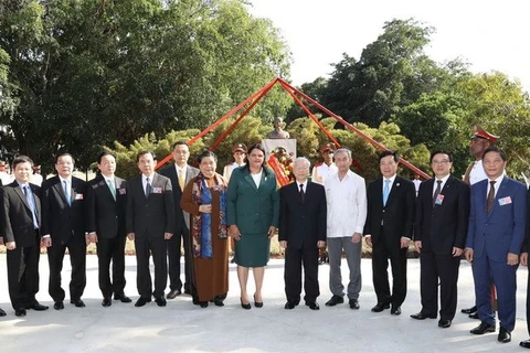 Party chief lays flowers at President Ho Chi Minh Monument in Cuba