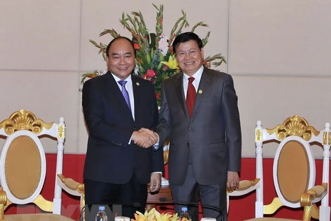 Vietnamese PM meets Lao counterpart in Cambodia 