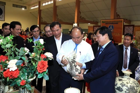 Prime Minister makes surprise visit to Chu Dau ceramic village