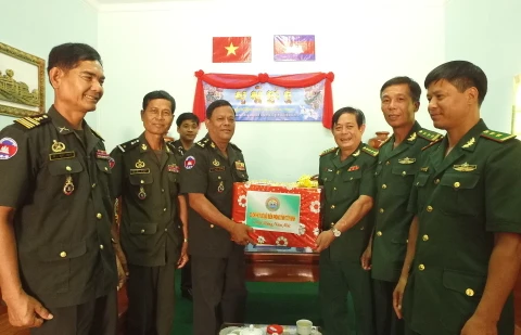 Tay Ninh extends greetings to Svay Rieng armed forces on Cambodian New Year