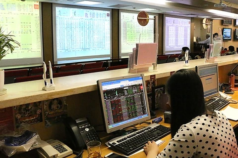 VN Index bounces back after nosedive in previous trading session