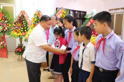 Wheelchairs given to the disabled, orphans in Thua Thien-Hue