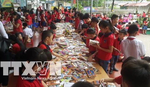 Nearly 3,000 book titles donated to poor children in Lao Cai