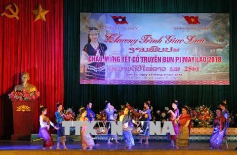 Lao students in Son La enjoy traditional Bunpimay Festival