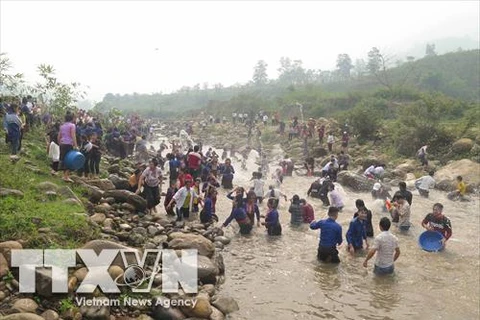 Lao ethnics in Dien Bien celebrate water splashing festival