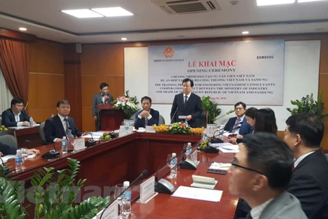 Samsung helps Vietnam train experts in support industry