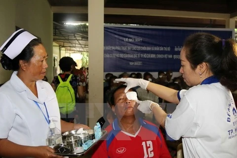 Vietnamese, Lao provinces enhance medical cooperation