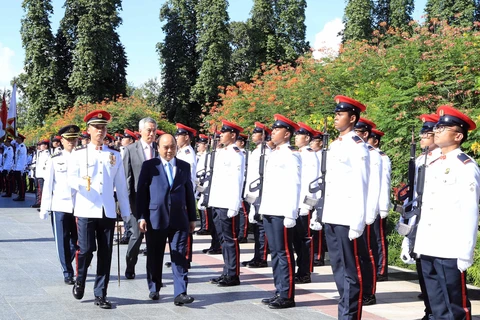 Singapore holds welcome ceremony for PM Nguyen Xuan Phuc