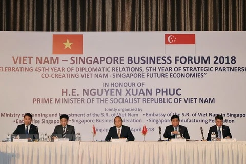 PM urges strong changes in Vietnam-Singapore economic partnership 