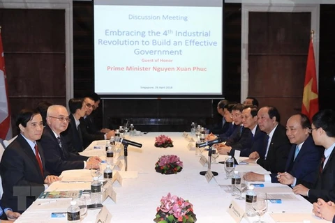 Vietnamese PM meets with scientists, intellectuals in Singapore