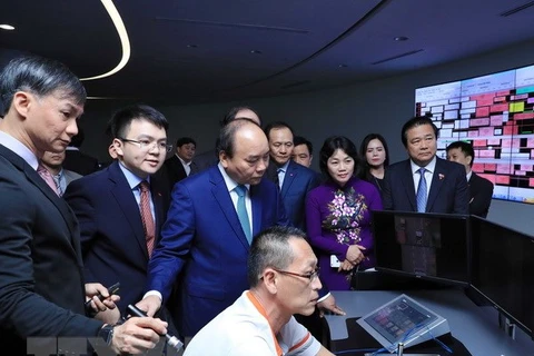 PM Nguyen Xuan Phuc visits Port of Singapore, Supply Chain City