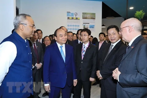 Prime Minister visits Singapore Management University 