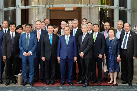 PM joins round-table discussion with international firms