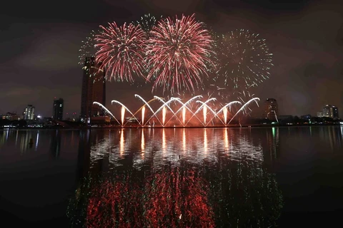 Da Nang fireworks festival tells legends of bridges