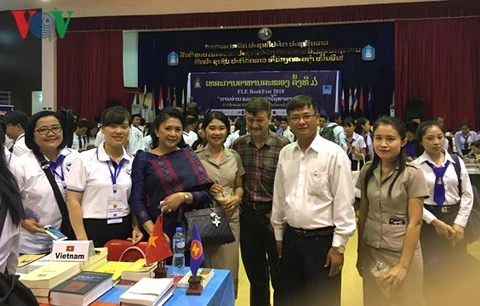ASEAN writers talk reading books in Laos