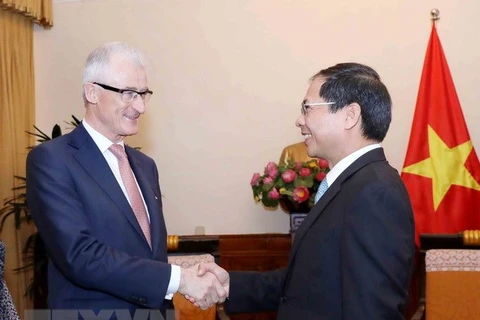 Minister-President of Belgium’s Flanders region welcomed in Hanoi