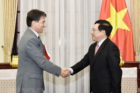 Deputy PM Pham Binh Minh receives Greek ambassador