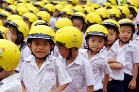 Nearly 3,300 qualified helmets given to primary students in Gia Lai