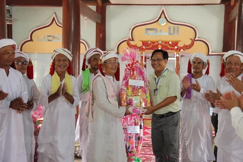 Binh Thuan leaders visit Cham Bani people on Ramuwan festival