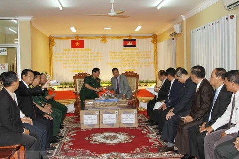 Vietnam presents gifts to Cambodia’s solidarity front