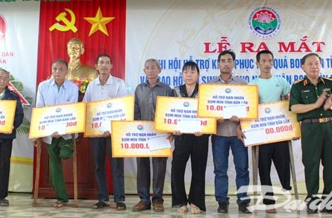 Dak Lak: UXO victims receive financial aid to improve livelihoods