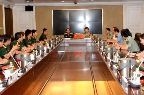 Vietnamese and Chinese young officers hold exchange