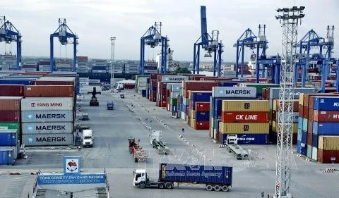 Abandoned imports pile up at HCM City’s ports