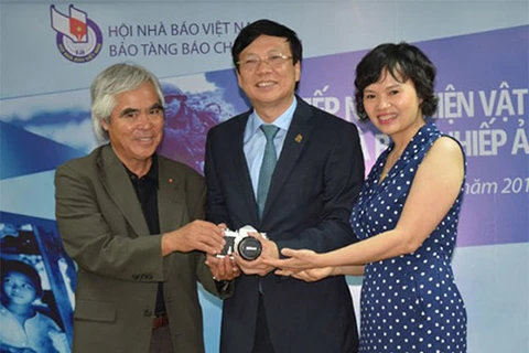 Pulitzer winning photographer donates photos to Vietnam’s museum