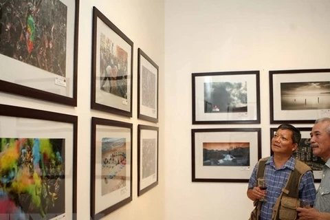 American photographic society’s exhibition opens in Hanoi