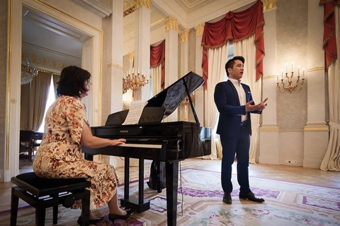 Vietnamese student wins Hungarian singing contest