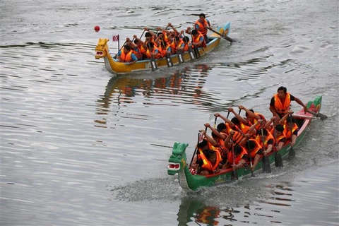 National traditional rowing contest kicks off in Binh Thuan