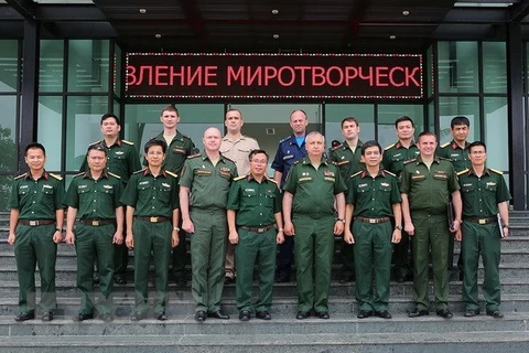 Russian military officers visit Vietnam Peacekeeping Department 