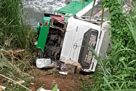 Three killed in coach accident in Kon Tum province