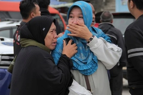 Rescuers search for survivors of Indonesian boat sinking