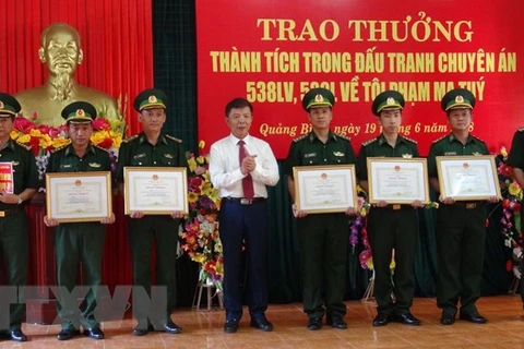 Quang Binh awards units, individuals for smashing two drug cases