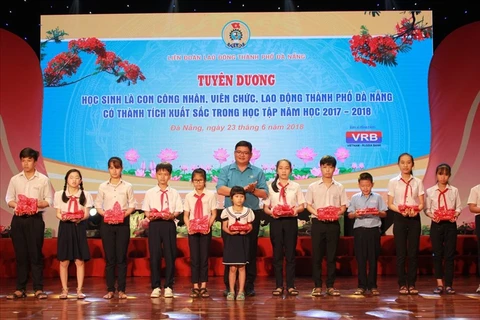 Da Nang commends students with high academic results